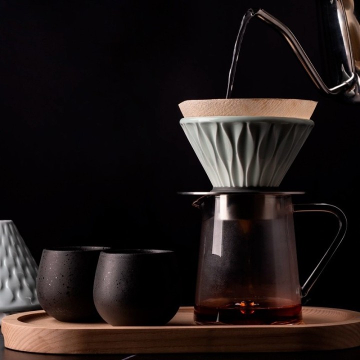 Loveramics Brewers glaskanna inkl. Hario V60-02 keramisk droppkanna för 2 koppar.