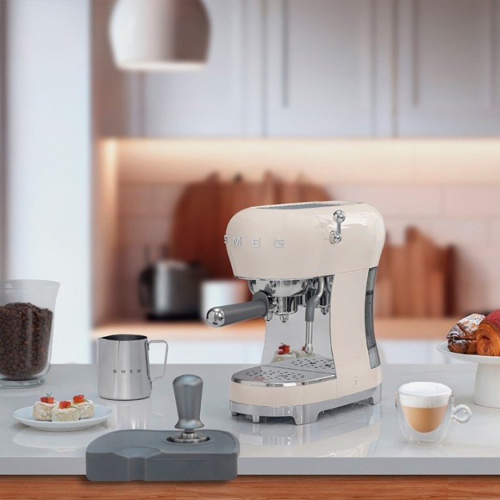 Smeg ECF02CREU Espressomaskin Creme