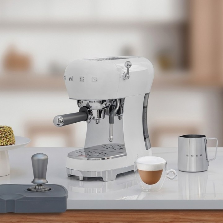 Smeg ECF02WHEU Espressomaskin Vit