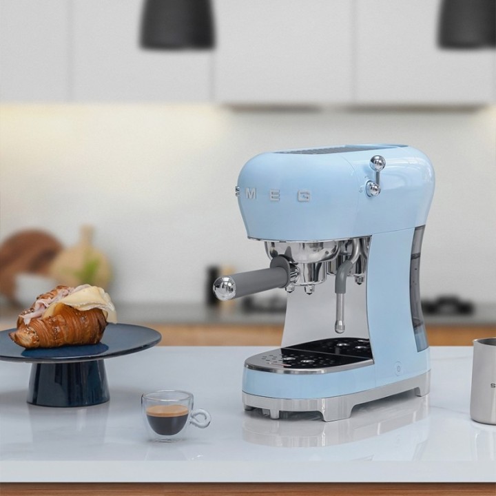 Smeg ECF02PBEU Espressomaskin Pastellblå