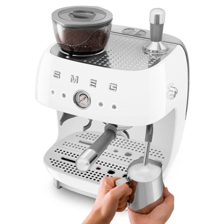 Smeg EGF03WHEU Manuell espressomaskin inkl. mjölkkanna & 1,5 kg Rigtig Kaffe