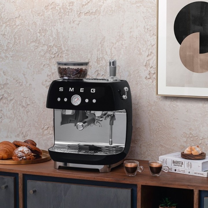 Smeg EGF03BLEU Manuell espressomaskin inkl. mjölkkanna och 1,5 kg Rigtig Kaffe