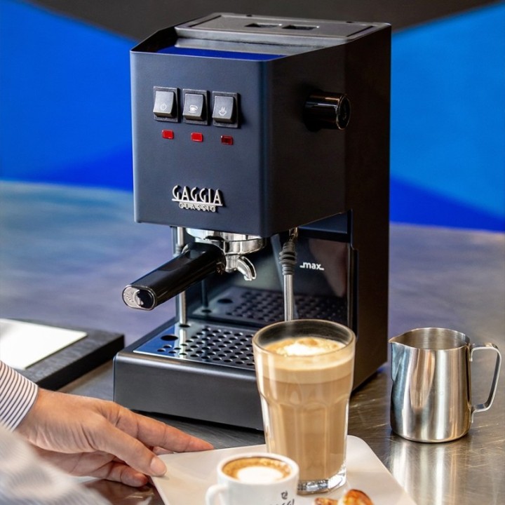 Gaggia Classic E24 Blå Espressomaskin inkl. Eureka Mignon Zero 55s Matt Svart Espressokvarn & Baristautrustning