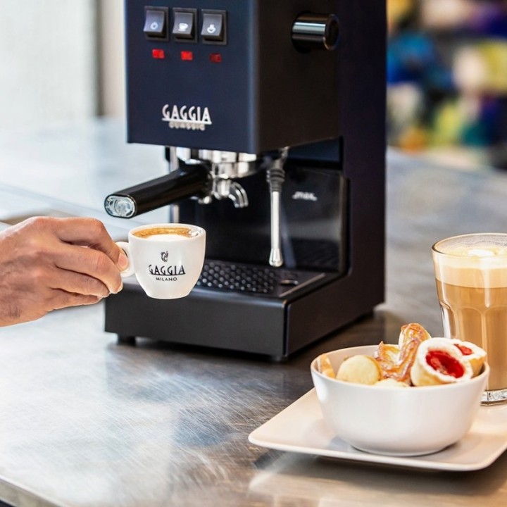 Gaggia Classic E24 Blå Espressomaskin inkl. Eureka Mignon Zero 55s Matt Svart Espressokvarn & Baristautrustning