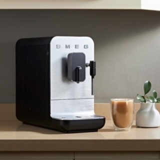 Smeg BCC12BLMEU Svart Inkl. Mjölkkanna 0,35L & Crema Intenso 1kg