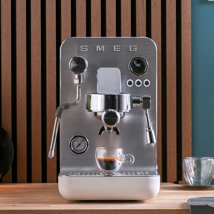 Smeg EMC02WHMEU Minipro Semiautomatisk Espressomaskin Vit