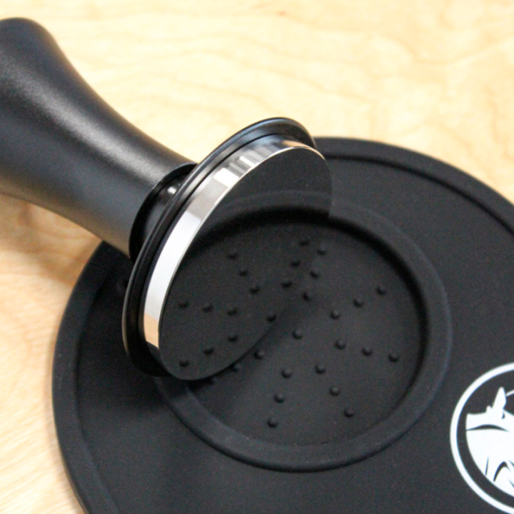 Rhino Classic Portafilter Tampermatta med kant Svart