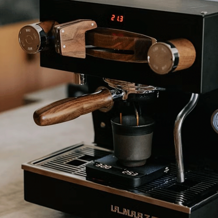 La Marzocco Portafilter med dubbelpip valnöt