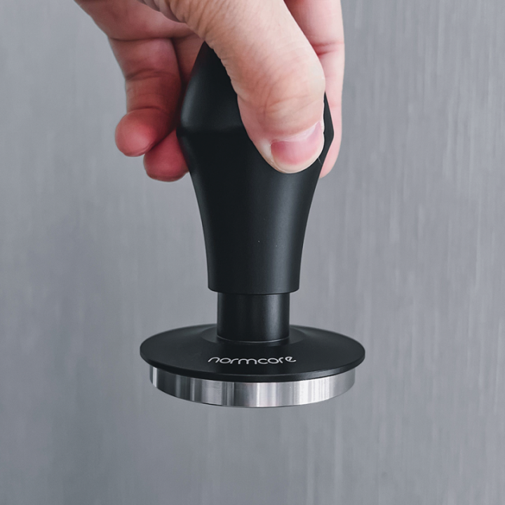 Normcore V4 Tamper med Fjäder & Rillor 53,3 mm Svart