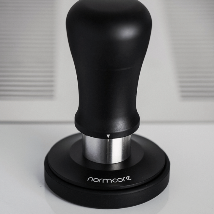 Normcore V5 Tamper med fjäder & titanbeläggning 53,3 mm svart