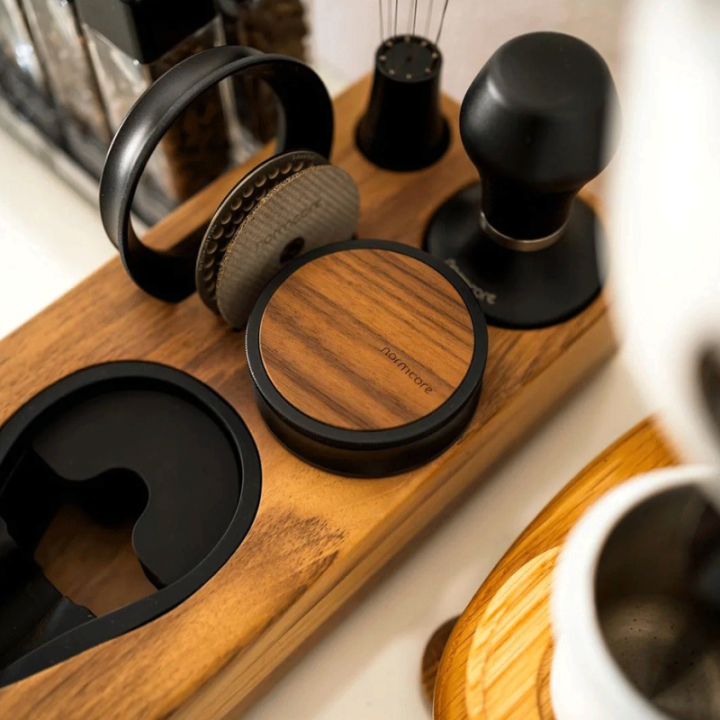 Normcore Coffee Gravity-nivelleringsverktyg med titanbeläggning 53,3 mm Valnöt