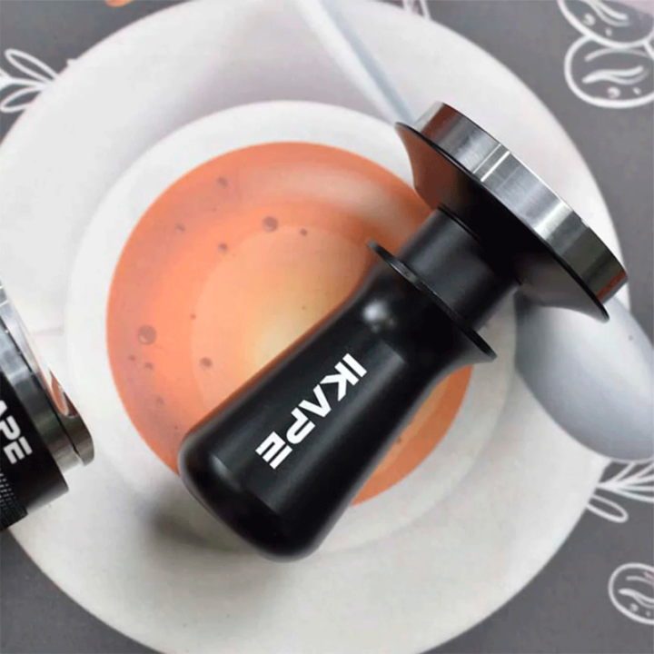 IKAPE V3 Kalibreret Tamper med Fjeder & Riller 58 mm Sort