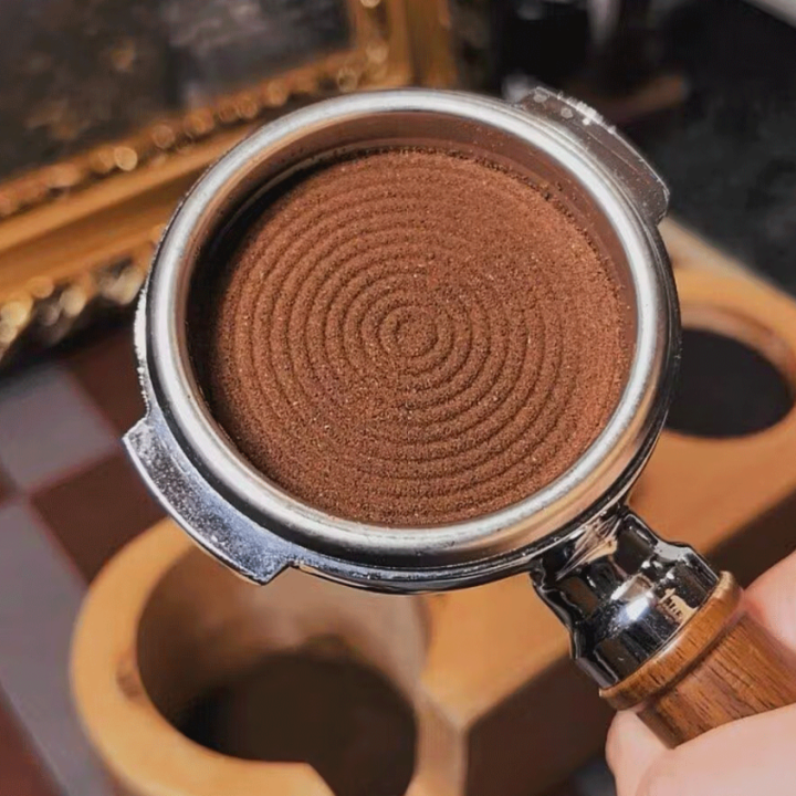 IKAPE V3 Kalibreret Tamper med Fjeder, Riller & Titaniumsbelægning 58 mm Sort