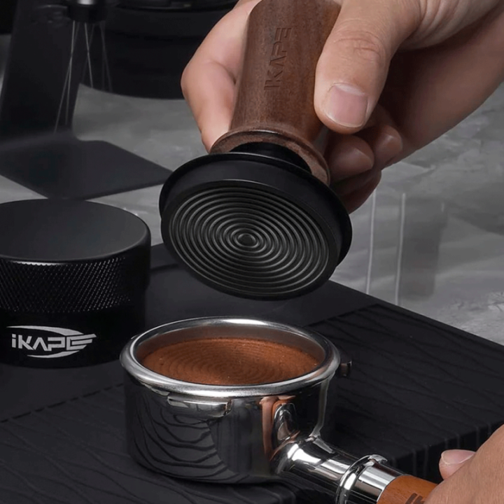 IKAPE V3 Kalibreret Tamper med Fjeder, Riller & Titaniumsbelægning 53,3 mm Valnød