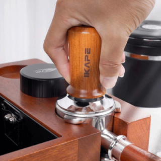 IKAPE Kalibreret Tamper med Fjeder & Riller 58 mm Valnød