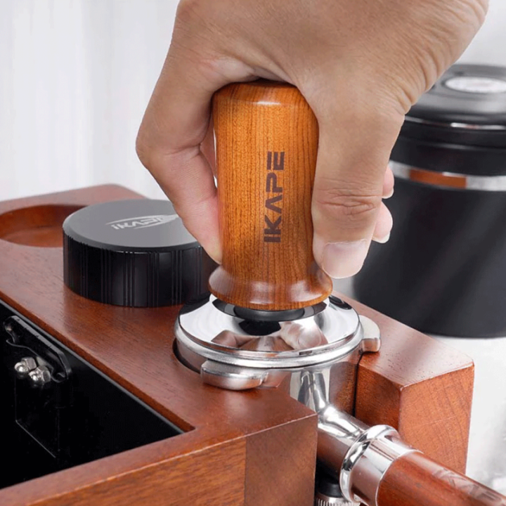 IKAPE Kalibreret Tamper med Fjeder & Riller 58 mm Valnød