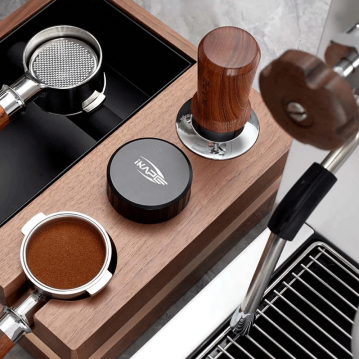 IKAPE Kalibreret Tamper med Fjeder & Riller 58 mm Valnød