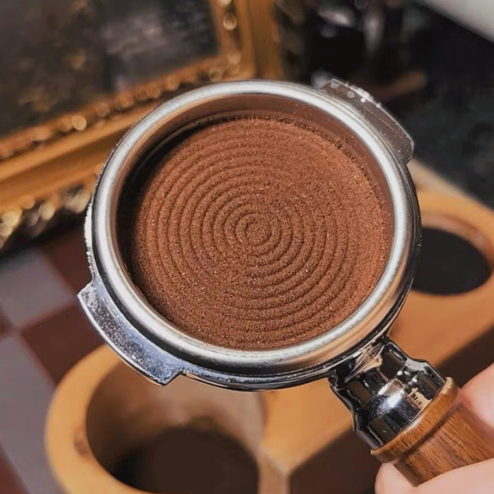 IKAPE Kalibreret Tamper med Fjeder & Riller 58 mm Valnød