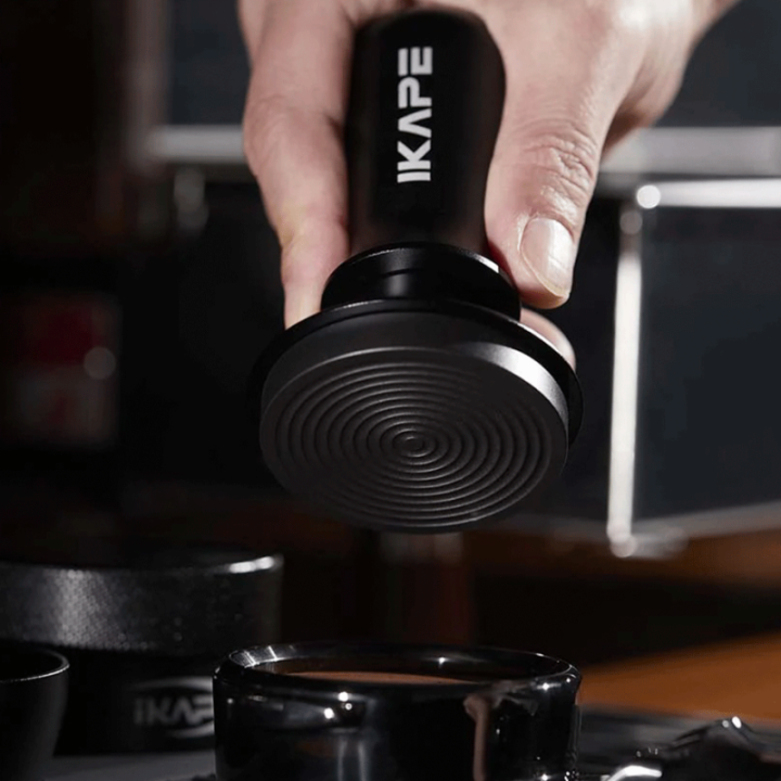 IKAPE V3 Kalibreret Tamper med Fjeder, Riller & Titaniumsbelægning 58 mm Sort Inkl. V4 Knockbox m. Tamper Station Træ