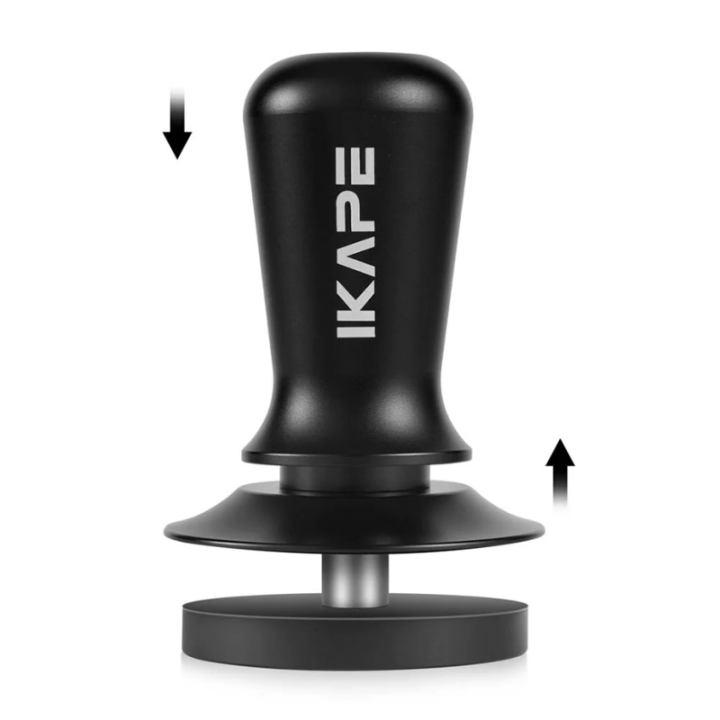 IKAPE V3 Kalibreret Tamper med Fjeder, Riller & Titaniumsbelægning 58 mm Sort Inkl. V4 Knockbox m. Tamper Station Træ