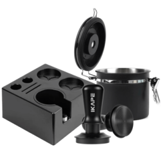 IKAPE Kompakt Tamper Station Sort Inkl. Kaffebeholder 600g & V3 Kalibreret Tamper med Fjeder, Riller & Titaniumsbelægning 58 mm
