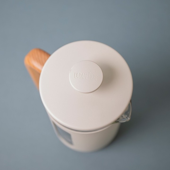 La Cafetière Pisa 8 Kop. Stempelkande Hvid Inkl. House of Barista Elektrisk Kaffemølle & 400g Rigtig Kaffe