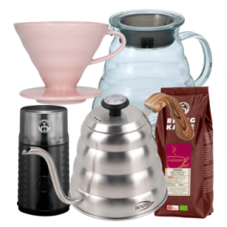 Hario Filterbryg Sæt Inkl. V60 Dripper 2 Kop. Pink, Server 0,6 L, IKAPE Kedel 1,2 L, Kaffemølle & 400g Rigtig Kaffe Organic