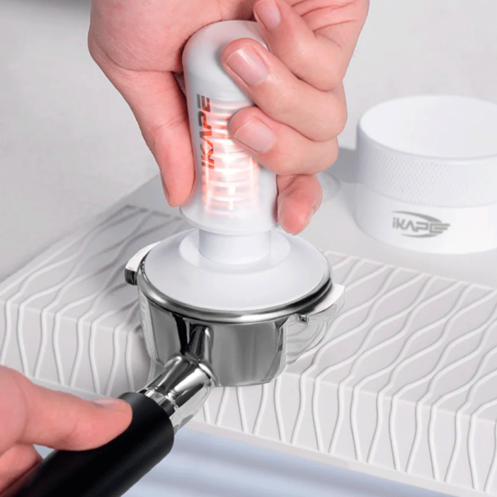 IKAPE V3 Kalibreret Tamper med Fjeder & Riller 58 mm Hvid