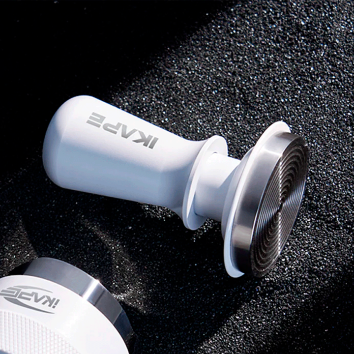 IKAPE V3 Kalibreret Tamper med Fjeder & Riller 58 mm Hvid