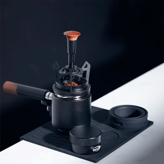 IKAPE Tamper Station Valnød Inkl.Kalibreret Tamper med Fjeder, Riller & Titanium 58 mm, Roterende WDT tool & Mælkekande  0.5L