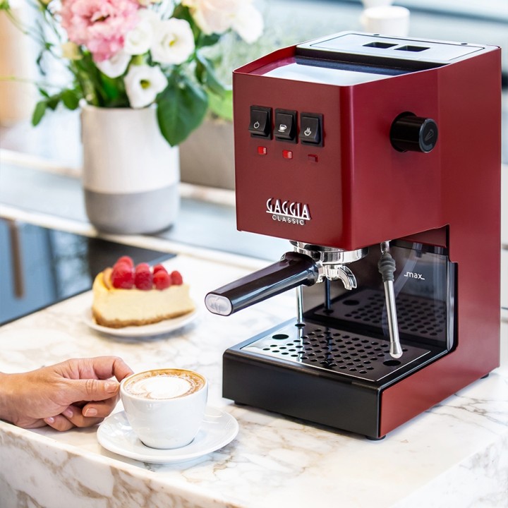 Gaggia Classic E24 Rød Espressomaskine Inkl. Eureka Mignon Zero 65 Speedy Mat Sort Espressokværn