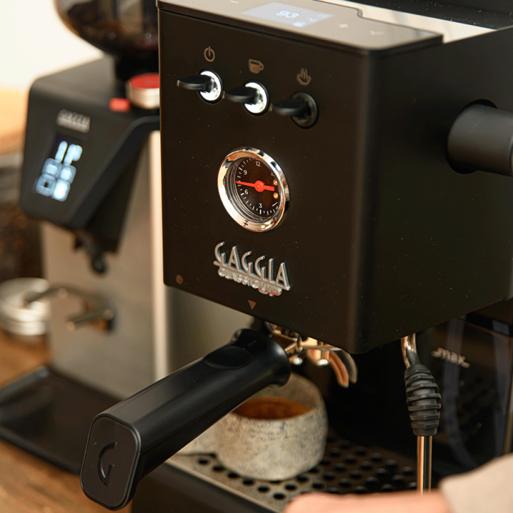 Gaggia Classic UP Sort Espressomaskine Inkl. Eureka Mignon Zero 65 Speedy Mat Sort Espressokværn