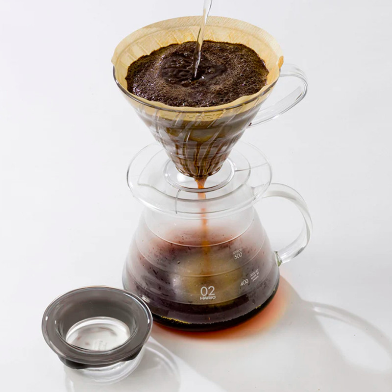 Hario filterbryggningsset Inkl. V60 Dripper Tsukimi Gul, Server 0,6 L, kaffekvarn & 400g Rigtig Kaffe