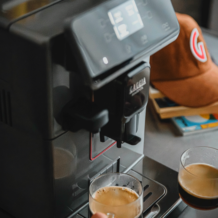 Gaggia Magenta Prestige Glazed Grey espressomaskin Inkl. 4x Club House Tulipano Cappuccino med fat röd & 500g Rigtig Kaffe