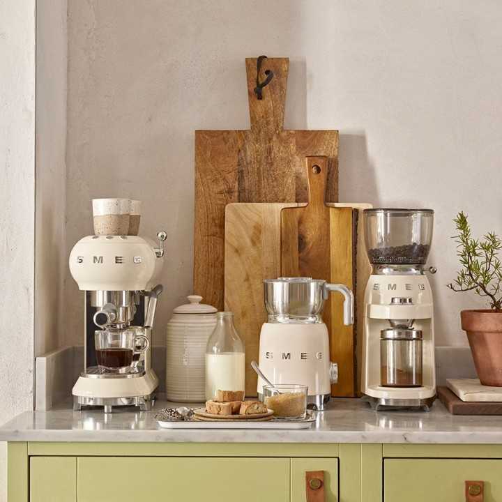 Smeg MFF01CREU Mjölkskummare Creme