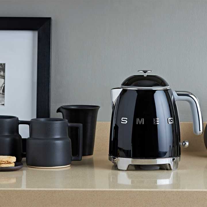 Smeg KLF05BLEU Mini Vattenkokare 0,8L Svart