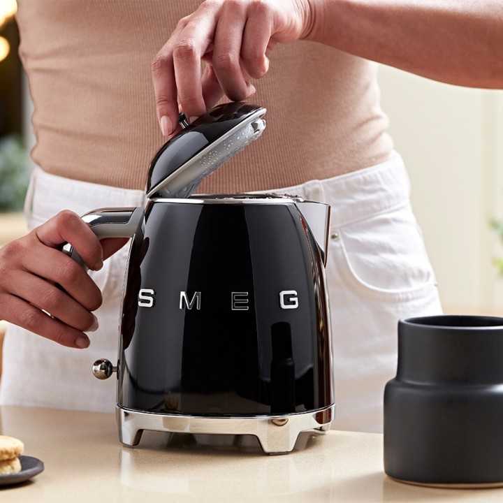 Smeg KLF05BLEU Mini Vattenkokare 0,8L Svart