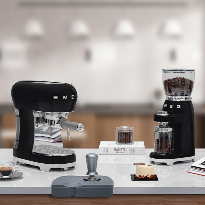 Smeg ECF01BLEU Espressomaskine Svart