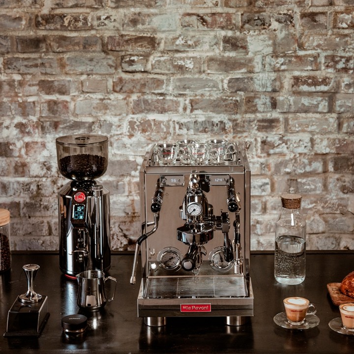 La Pavoni New Botticelli Specialty LPSBSS03NO Espressomaskin Inkl. Eureka Libra Chrome Kvarn, Baristautrustning & 4 Koppar
