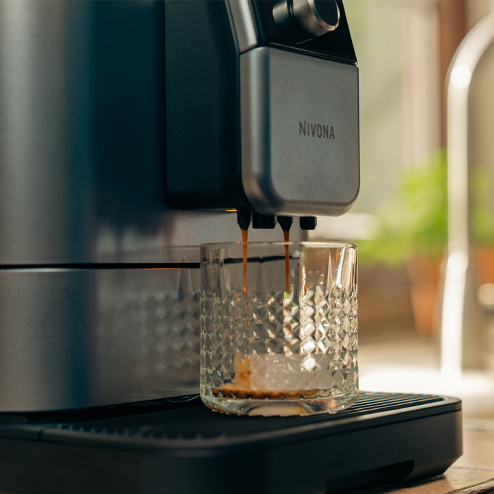 Nivona NIVO 8107 Pearl Blue Espressomaskin Inkl. Avkalkning, Kalkfilter, Mjölkrengöring, Rengöringstabletter & 1 kg Kaffe