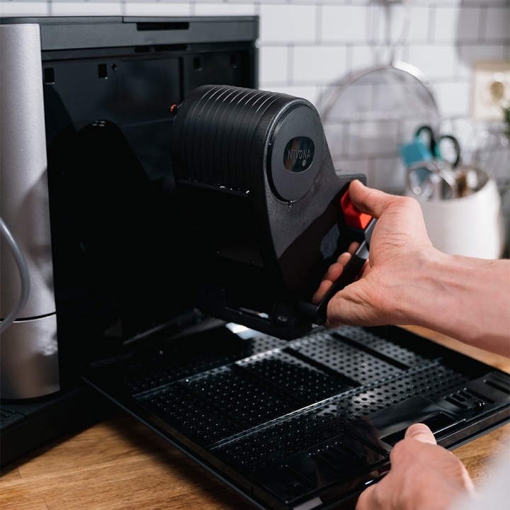 Nivona NIVO 8101 Svart Espressomaskin Inkl. Inkl. Avkalkning, Kalkfilter, Mjölkrengöring, Rengöringstabletter & 1 kg Kaffe