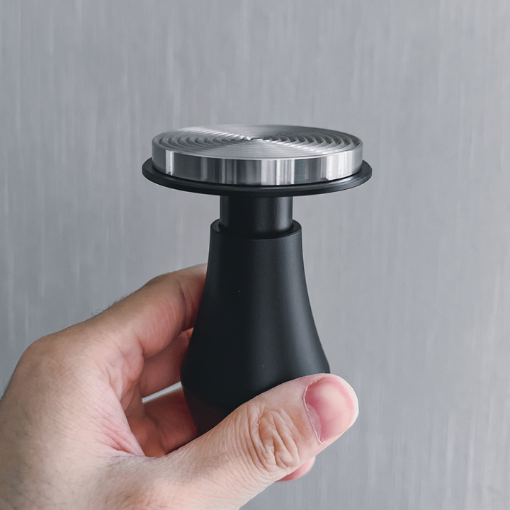 Normcore V4 Tamper med Fjäder & Rillor 58 mm Svart