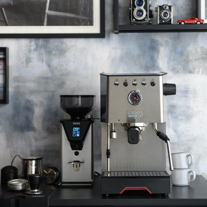 Gaggia Classic GT Stål Espressomaskin Inkl. Gaggia MDF 55 Chrome Espressokvarn & House of Barista Knockbox