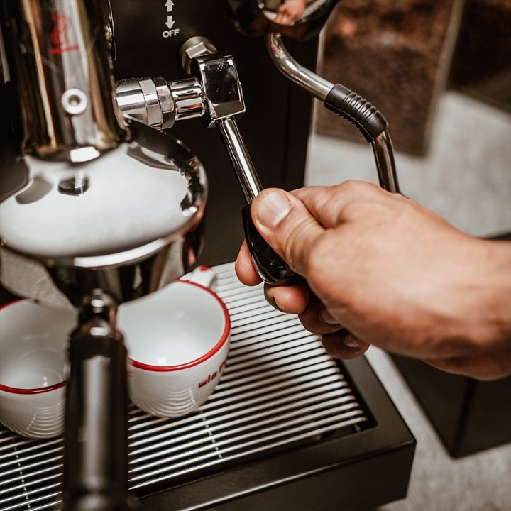 La Pavoni New Cellini Classic Svart LPSCCB01EU Espressomaskin inkl. Prosumer Chrome LPGGRI01EU Espressokvarn