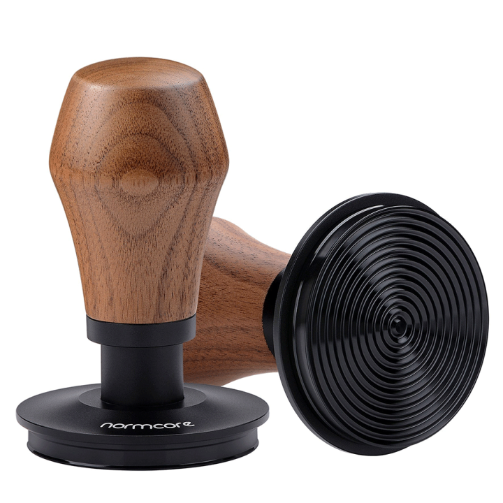 Normcore V4 Tamper med fjäder, räfflor & titaniumbeläggning 58 mm Valnöt