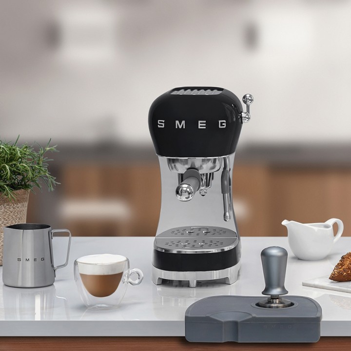 Smeg ECF02BLEU Espressomaskin Svart