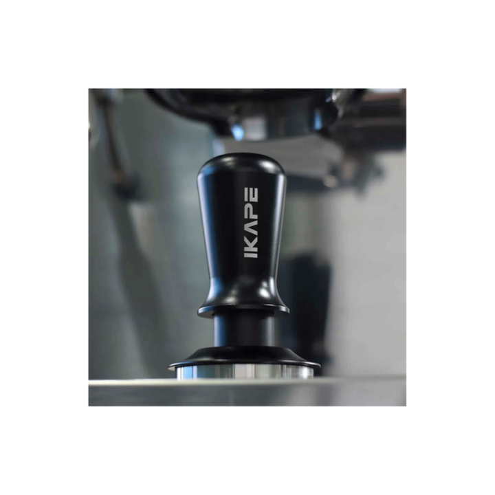IKAPE V3 Kalibreret Tamper med Fjeder & Riller 58 mm Sort