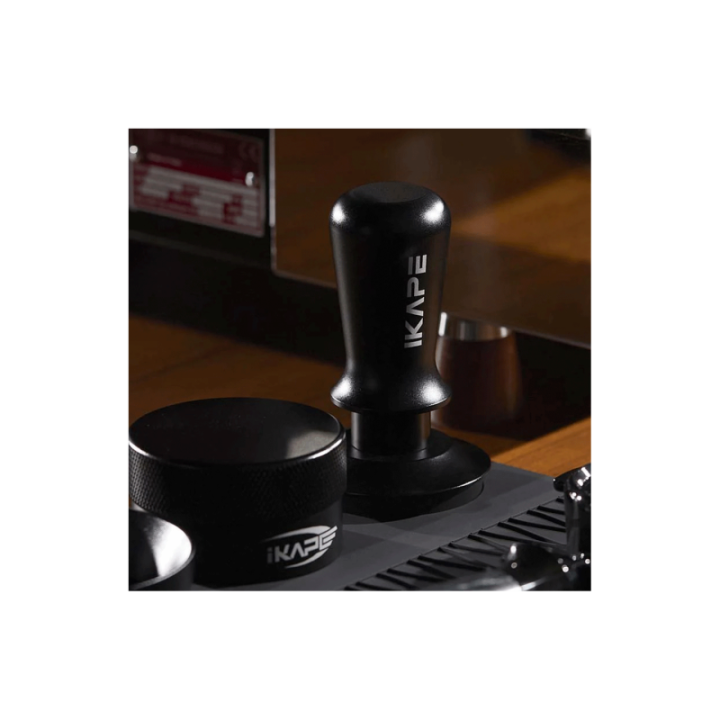IKAPE V3 Kalibreret Tamper med Fjeder, Riller & Titaniumsbelægning 53,3 mm Sort